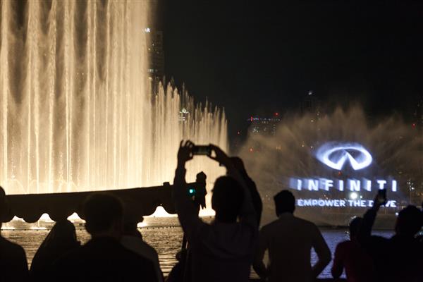 إنفيني تعكس فنيًا نشاطات الدماغ من خلال عرضًا نابضًا بالحياة في نافورة دبي